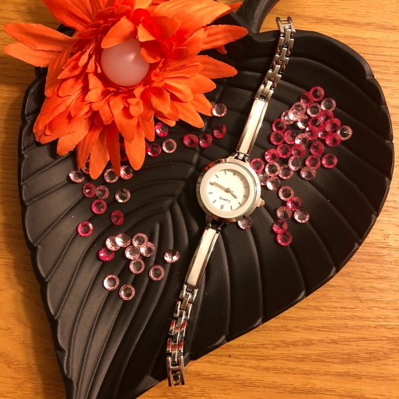 Silver white bracelet watch - Picture 4 of 4